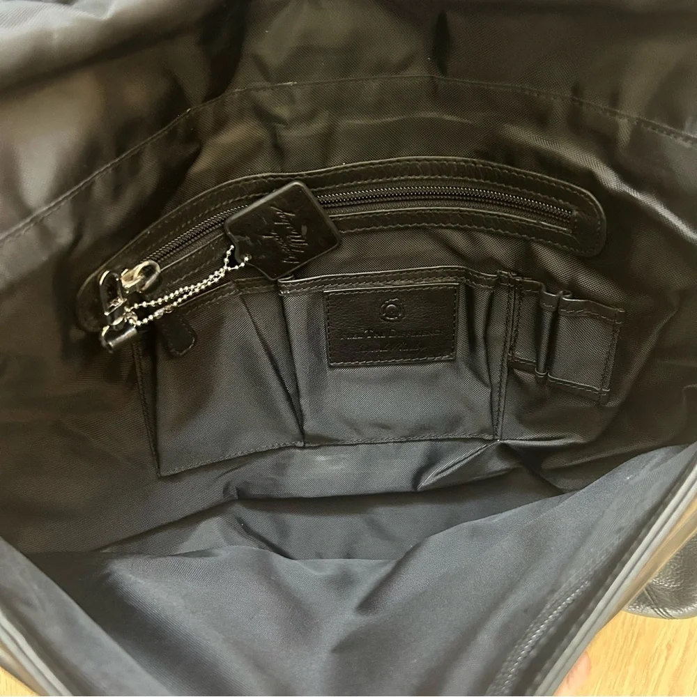 Osgoode Marley Black Flat leather Euro Messenger bag laptop